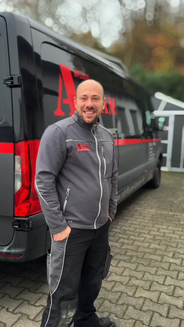 Gibt es Unterschiede zwischen Leitungen im Einfamilienhaus und großen Anlagen wie Gastro, Hotels oder Wohnanlagen?
Oh ja – und zwar gewaltige. 😅

Im Einfamilienhaus fließt vergleichsweise wenig durch die Rohre. Normale Nutzung, überschaubare Mengen, meist klare Abläufe.
Aber in größeren Anlagen?
Da reden wir von Dauereinsatz:
🍽️ Fett und Speisereste in der Gastro
🚿 viel Wasserverbrauch in Hotels
👨‍👩‍👧‍👦 hunderte Bewohner in Wohnanlagen
⚙️ komplexe Systeme, viele Zuläufe, große Dimensionen

Je größer die Anlage, desto höher die Belastung – und desto wichtiger sind regelmäßige Kontrollen, Grundreinigungen, Hebeanlagen-Checks & dokumentierte Wartungen.

Im EFH merkt man Probleme relativ schnell.
In großen Gebäuden dagegen kann ein kleines Problem schnell zum großen Schaden werden, weil viel mehr Wasser, Druck und Schmutz im Spiel sind.

Deshalb unser Tipp:
👉 Egal ob kleines Haus oder großer Betrieb – die Rohrtechnik ist das, was euch jeden Tag „am Laufen hält“.
Bei Großanlagen aber bitte NICHT mit Hausmittelchen oder Glück ausprobieren. Da zählt professionelle Wartung doppelt.

Wenn du wissen willst, wann sich eine Wartung bei deiner Immobilie lohnt, schreib uns gern. 😊💧

#ateamweb