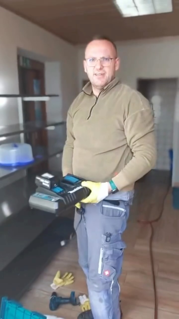 Vorher vs. Nachher – und warum Warten teuer werden kann! 😬🛠️
Bei der heutigen Grundreinigung haben wir nicht nur hartnäckige Ablagerungen entfernt – wir haben auch einen Riss im Rohr entdeckt.
👉 Das passiert, wenn zu lange nichts gemacht wird.
💡 Regelmäßige Wartung spart Nerven, Zeit und Geld!

#ateamweb